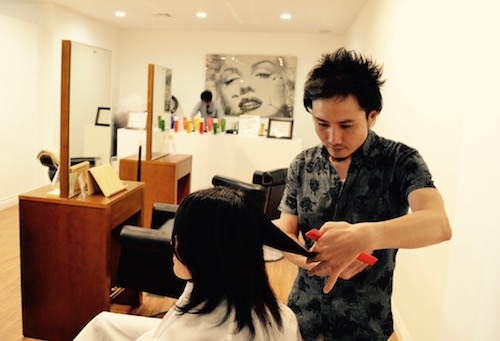 日本東京美髮沙龍在剪頭髮的設計師3