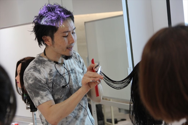 世界に展開する恵比寿美容院Ref hairのスタイリストがカットしているところ
