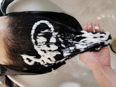 東京恵比寿大人の美容院Ref hairの髪質改善コースの工程4蓋起來頭髮內部的受損洞
