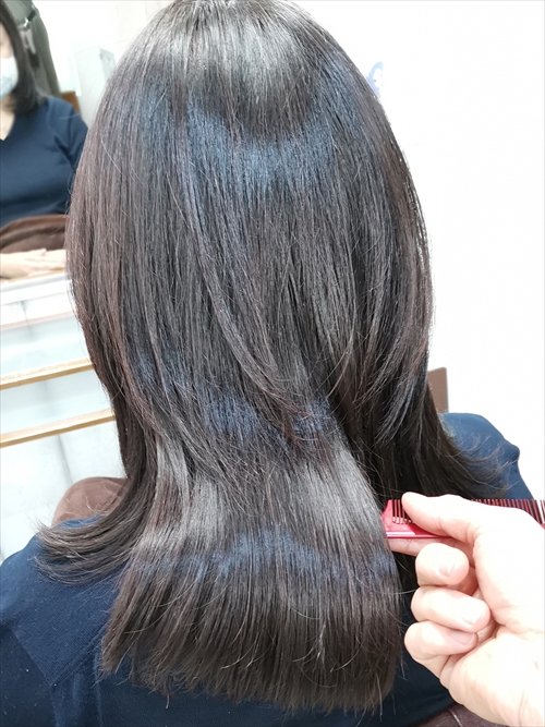 拿在日本東京涉谷區Ref hair美髮沙龍做過髮質改善護髮的頭髮的圖片