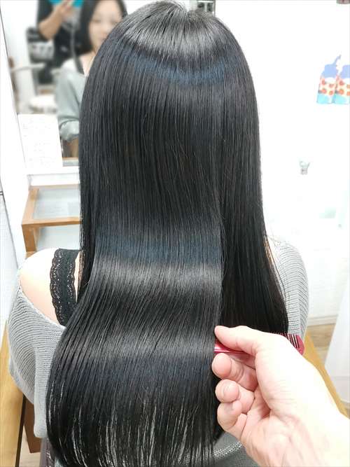 世界へ展開する美容室/東京恵比寿大人の美容院Ref hairで髪質改善トリートメントをした紙を持ち上げる画像２