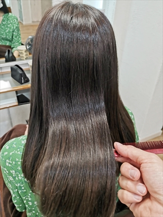世界へ展開する美容室/東京恵比寿大人の美容院Ref hairで髪質改善トリートメントをした紙を持ち上げる画像3