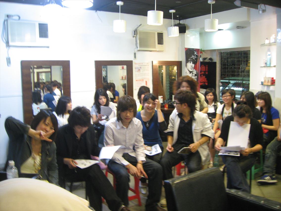 台北でヘアカット講習する日本人を待つ台湾美容師達