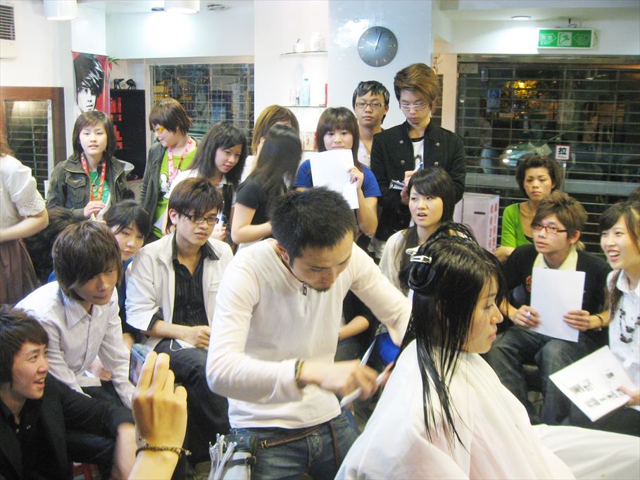台北でヘアカット講習する日本人