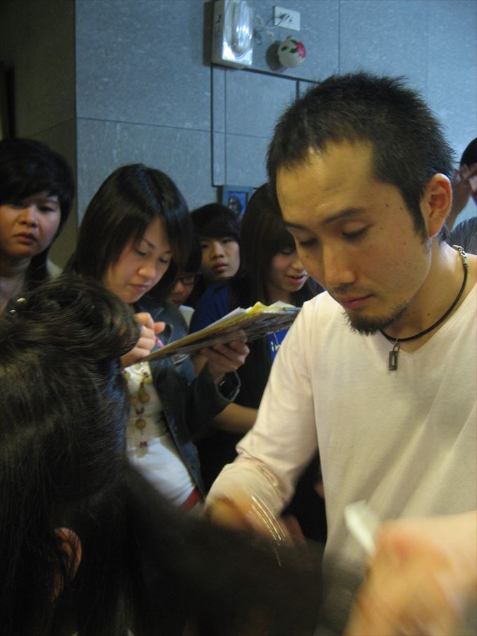 台北ヘアカット講習する日本人美容師