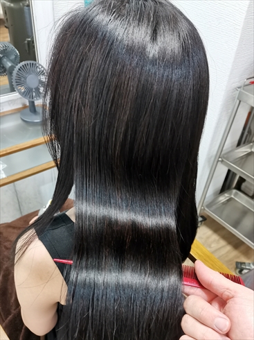 拿做過東京美髮沙龍的髪質改善護髮的有亮度美麗頭髮2