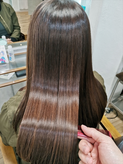 拿做過東京美髮沙龍的髪質改善護髮的有亮度美麗頭髮3