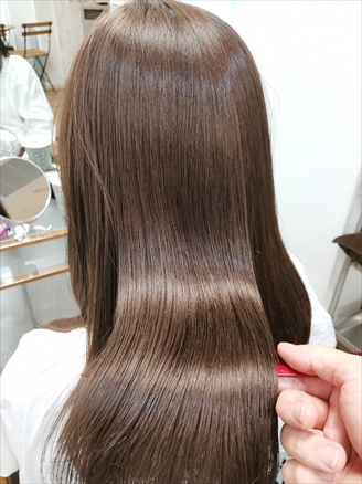 拿做過東京美髮沙龍的髪質改善護髮的有亮度美麗頭髮1